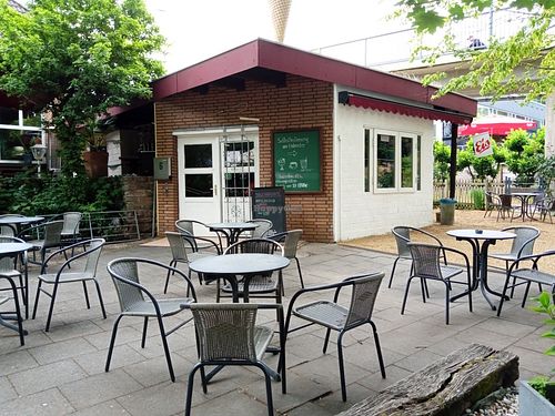 view of the shop and outdoor sitting area at EisEngel in Nordrhein-westfalen