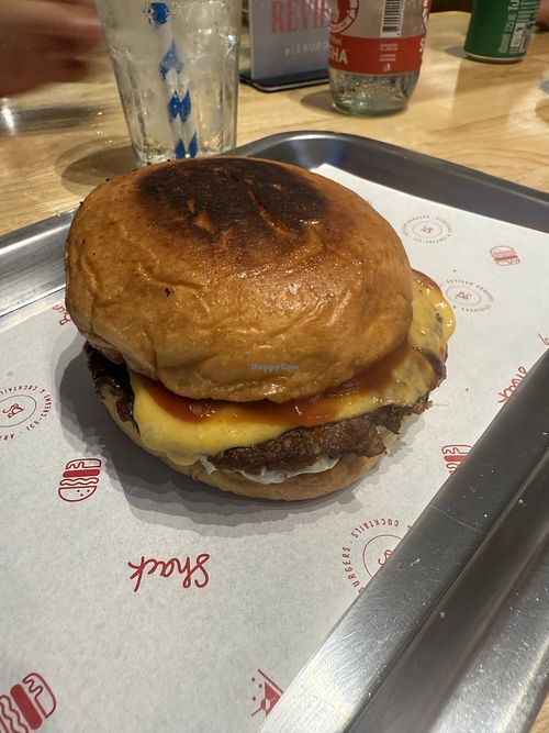 Cheeseburger mit veganem Patty  at LE Burger Shack MAENAM - ARTISAN BURGERS in สุราษฎร์ธานี