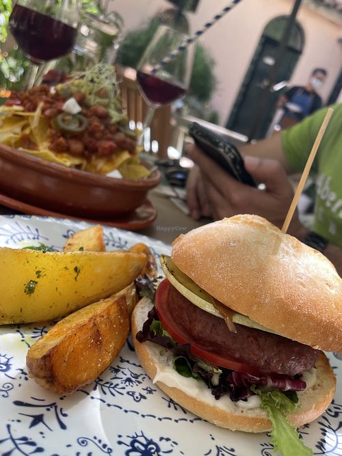 Blue cheese burger with wedges at Temple Natura in Mallorca