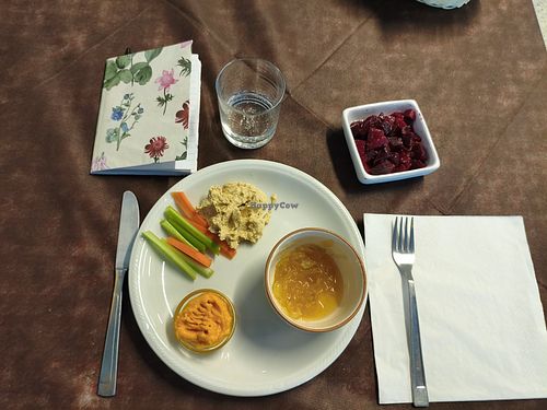 Piatto di antipasti con hummus, cipolle deliziose, barbabietola e crema di carote at Bocciodromo della Serra in Biella