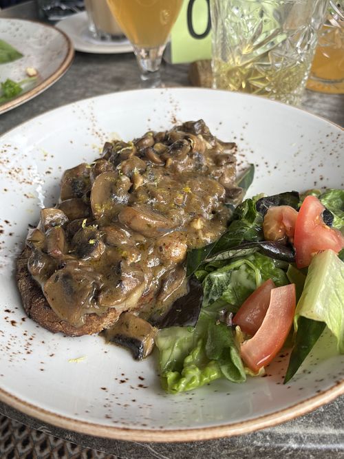 Paddestoelen op toast met bonencreme  at Grand Café in Baarn