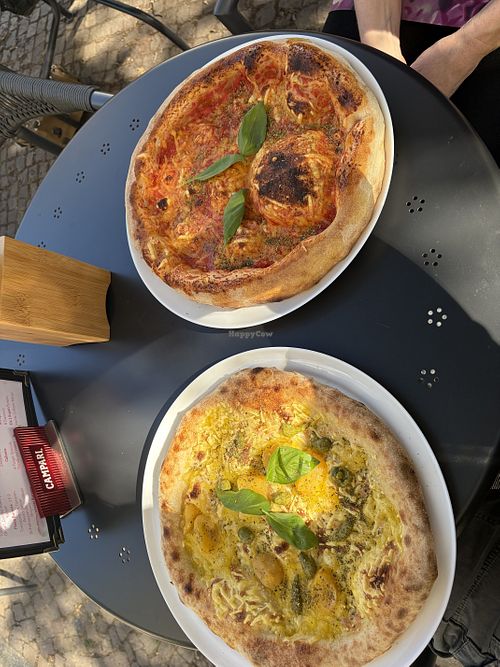 Pizza Margherita (oben) und Pizza Pesto i Pomodoro gialli (unten) auf einem Aussentisch  at volare in Leipzig