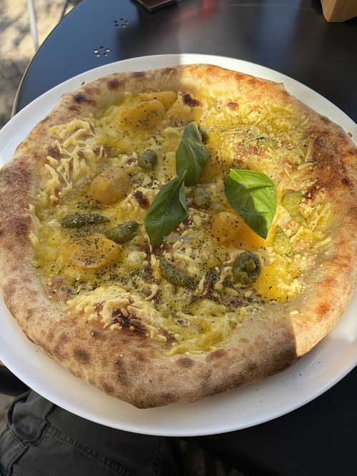 Pizza Pesto i Pomodoro gialli  at volare in Leipzig