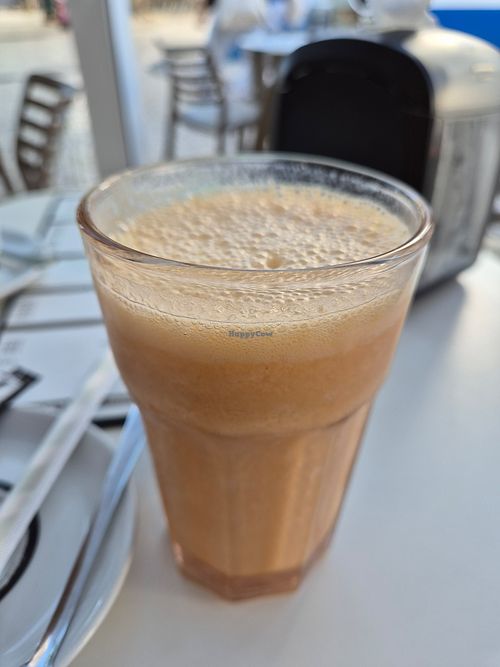 Vegan smoothies with oat milk at Café Salvador in Lisboa