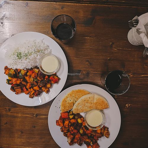 Isteni sült zöldséges heti ajánlat, vegán sajtszósszal, változatos körettel 😋 at Kozmosz Vegan Etterem in Budapest