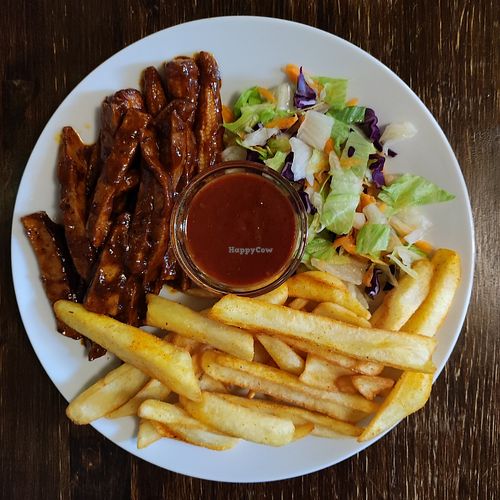 Barbecue szószos szejtántál salátával 😋 at Kozmosz Vegan Etterem in Budapest