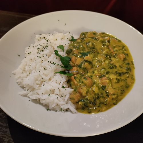 Indiai spenótos- csicseriragu rízzsel 😋 at Kozmosz Vegan Etterem in Budapest
