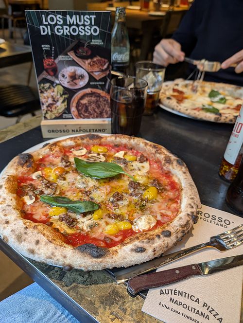 vegan pizza at Grosso Napoletano in Gijon