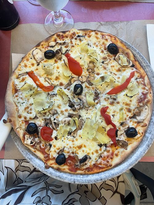 Pizza vegetal  at KAIROS restaurant in Catalunya