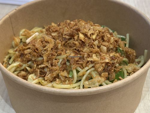 Mumbai noodles without eggs with fried onions  at Vientian wok bar Eger in Eger