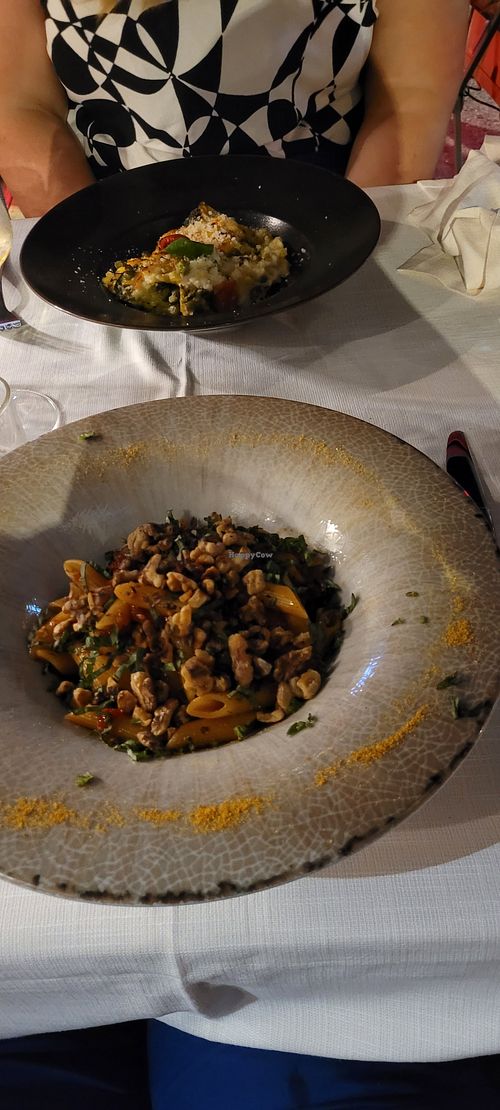 De veganistische pasta en een vegetarische lasagne at Ristorante da NOI in Livorno