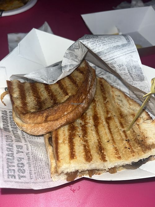 tosta caramelizada sem queijo (cebola caramelizada e cogumelos) muito saborosa   at Bar da Praia do Canto da Areia in Açores