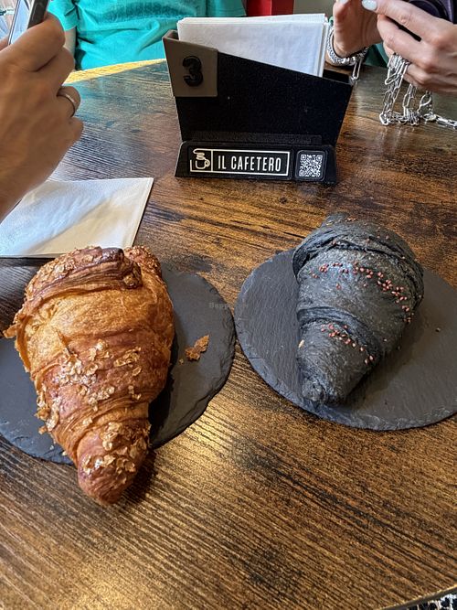 Carotti e agrumi (left) nera more (right)  at il cafetero  in Lombardia