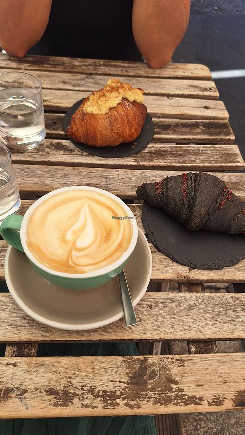 Il grande capuccino (avena), il cornetto "la nera" at il cafetero  in Lombardia