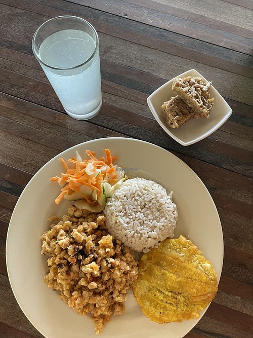 Plato con Carve (soja texturizada), arroz de coco, patacón y ensalada. También me sirvieron una sopa de frijoles.  at Posda Don Ai in Chocó