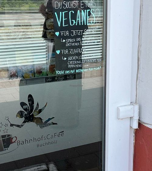 Veganschils im Fenster at BahnhofsCaFeé Buchholz in Niedersachsen