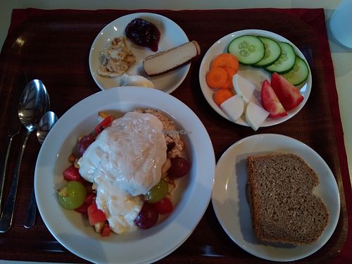 Frühstück mit Frischkornbrei, Sojajoghurt und Obstsalat, Dinkelbrot, Zwiebelschmalz, Räuchertofu, Marmelade und einem Gemüseteller. at Haus Sonne in Aitern