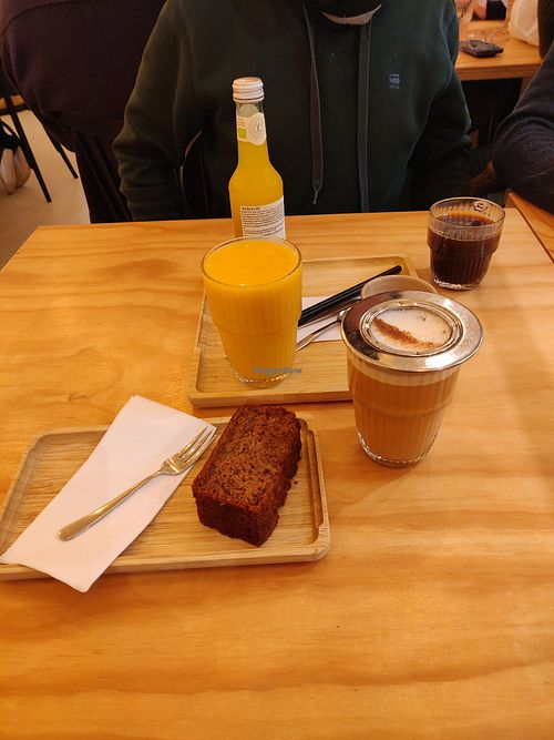 Chai latte, mango smoothie, and banana bread at Dille & Kamille  in Eindhoven