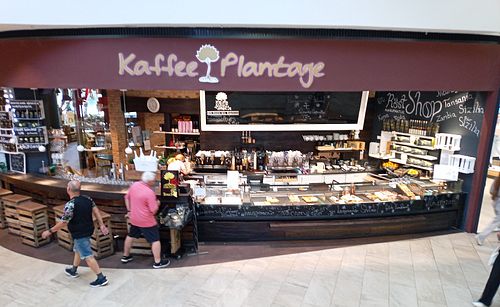 Shop front (vegan options in the middle of the display case) at Kaffee Plantage  in Niederösterreich