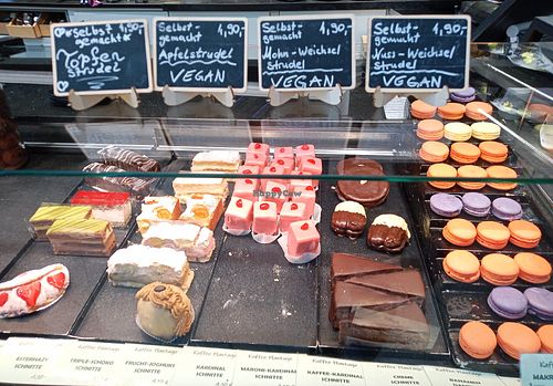 Vegetarian cakes plus three vegan strudel options (apple, poppy seed&walnut, walnut&cherry) at Kaffee Plantage  in Niederösterreich