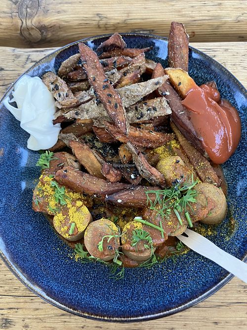 Vegane Currywurst mit Süßkartoffel-Pommes  at HAFEN DOMMEL  in Rostock