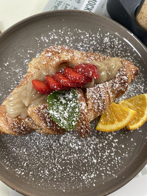 Croissant mit Vanillecreme und Erdbeeren  at Lavanda in Marburg