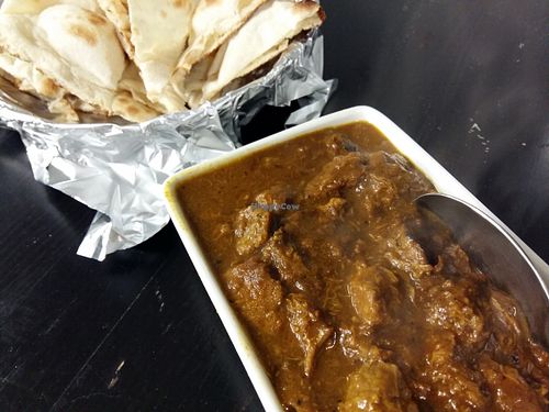 vegan chicken masala and vegan naan at Veggiesaurus in The Hague