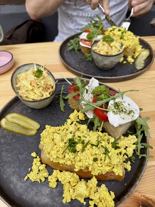 Veganes Foccacia mit Tofu Scramble und  Tomaten & veganem Mozarella 🌱  at Second Home Café  in Braunschweig