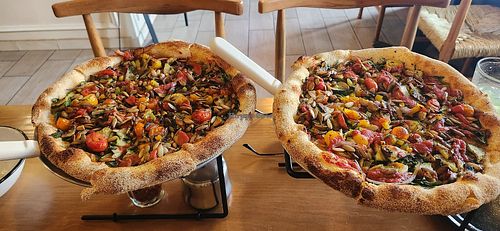 Dos pizzas veganas at Entrambi in Durango