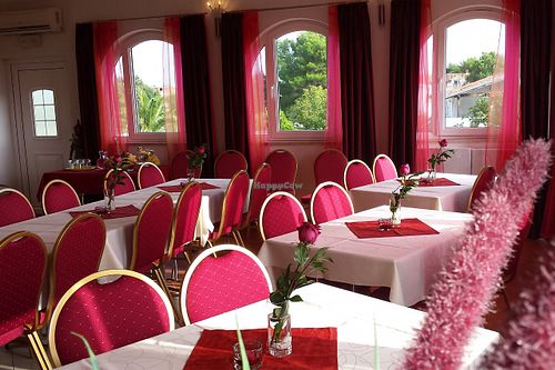 the restaurant at Pension Cherry Blossom in Liznjan