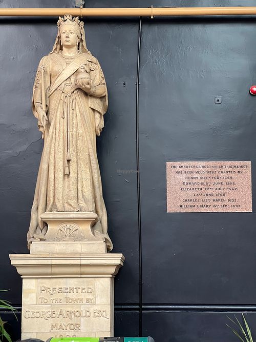 Status of Queen Victoria right next to Ms Earlyns food stall at Ms Earlyn's in Gravesend