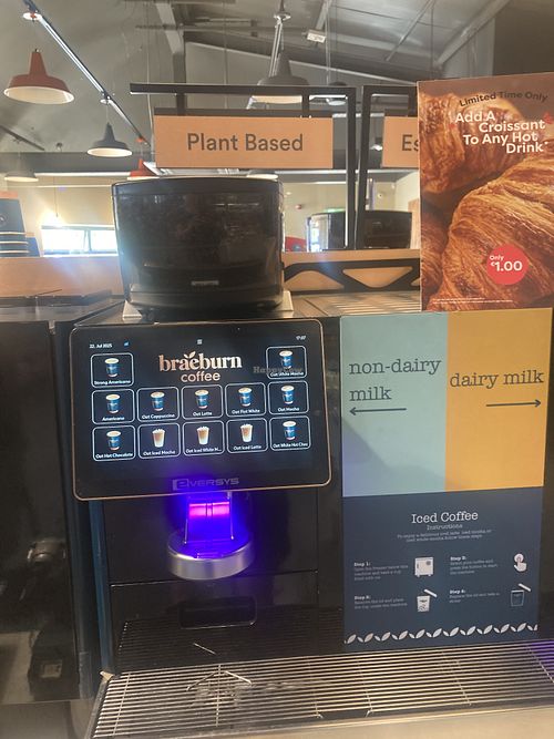 Ein eigener Oatmilk-Kaffeeautomat mit vielen Kaffeespezialiten  at The Bakewell in Dublin