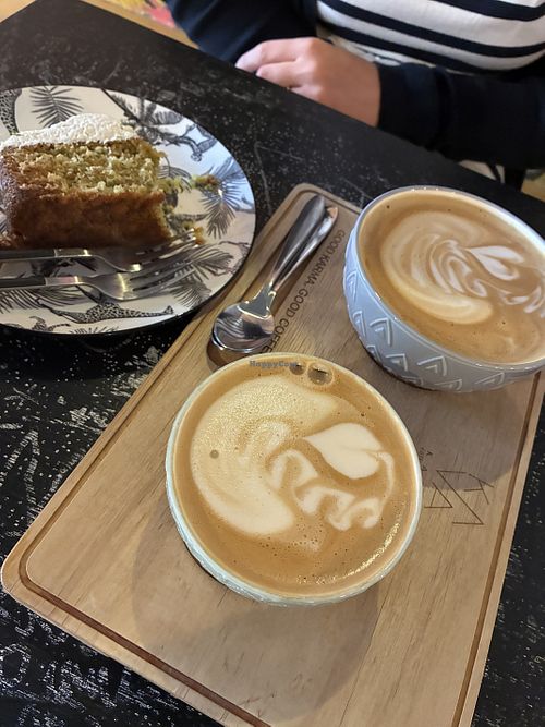 Limette-Pistazien Kuchen (natürlich vegan) und Cappuccino mit Hafermilch   at KAVA Coffee Roasters in Traunstein