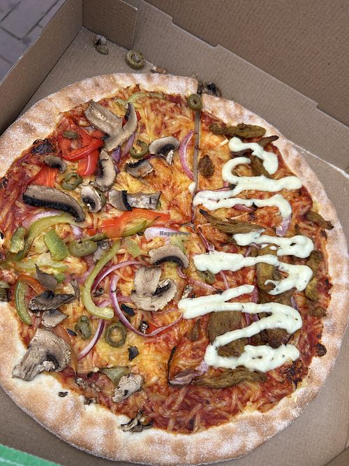 30cm Thin and Crispy half Vegan California, half Vegan Shoarma 16,50€ (w/Delivery 18,49€)  at New York Pizza Bilderdijkstraat  in Noord-holland
