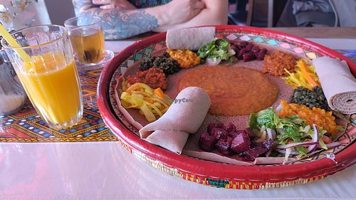 Vegan combi and mango juice at Injera Eritrean und Ethiopian Restaurant in Hamburg