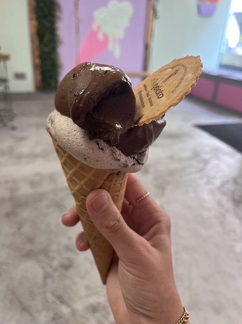 Vegan hoorntje met dark chocolate en Oreo cookie en wafel  at Miogelato in Lancaster