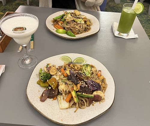 Pad Thai Vegetais (2x), Chá gelado de erva (rechts) cidreira, and Coconut cocktail (links)  at Thai Paraty Matriz in Rio De Janeiro