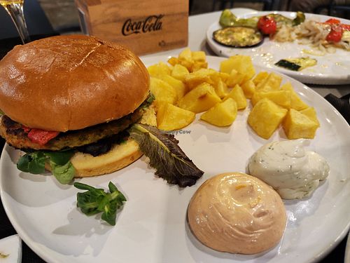 Hamburguesa vegetal con tofu at AcouBAR in Ourense