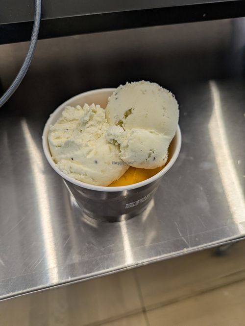 Kiwi and Sanddorn: 4/5 at Sen&Ben Eiscafe in Berlin