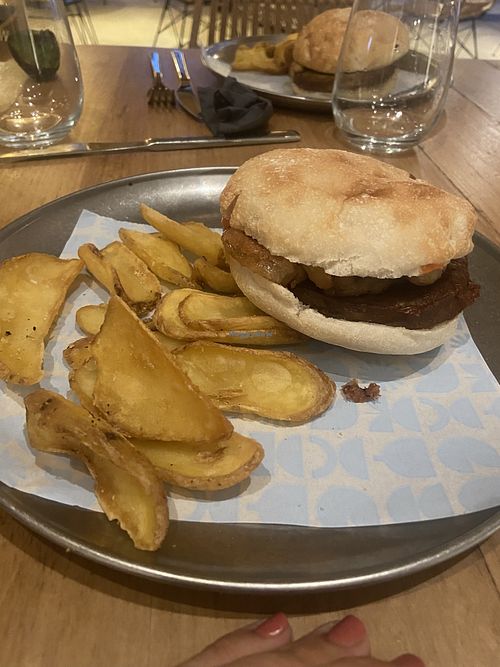 Artichoke burger w/ romesco sauce and tempura-fried onion 😋   at Saona Benicàssim in Comunidad Valenciana