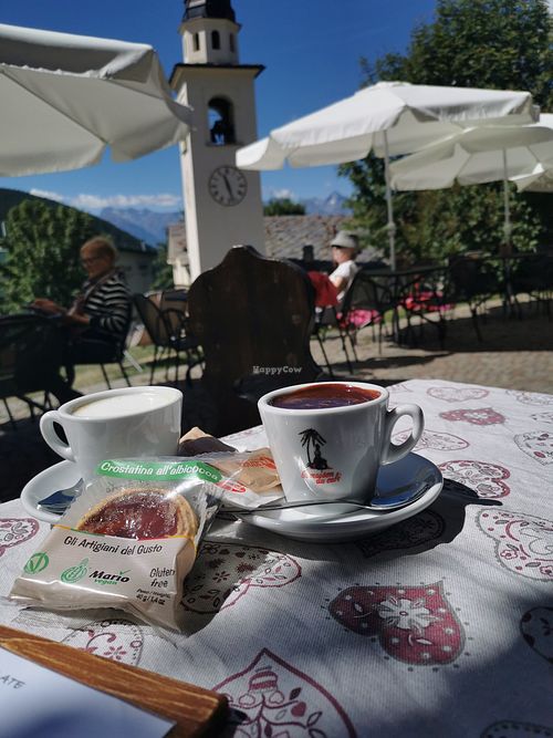 Hot soy chocolate and cappuccino with vegan products at Cafè-brasserie le Coin du paradis in Valle D'aosta