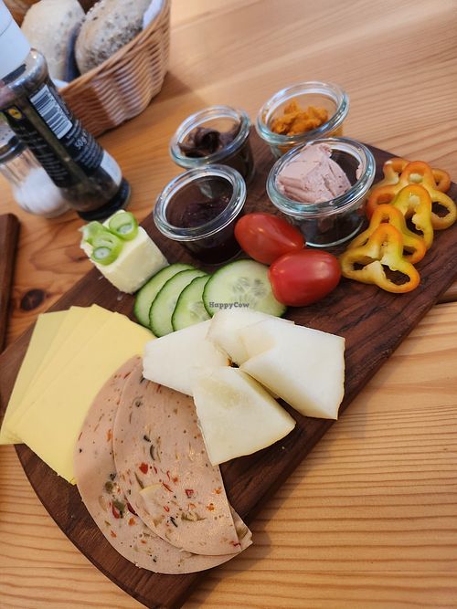 Veganes Frühstück mit Brötchen, Kaffee und Orangensaft at Café Mamio in Niedersachsen