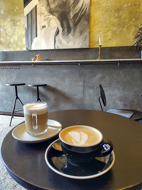 Vegan galão and cappuccino at Café 3zehn in Berlin