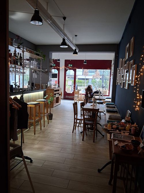 at Café Edel in Vaud