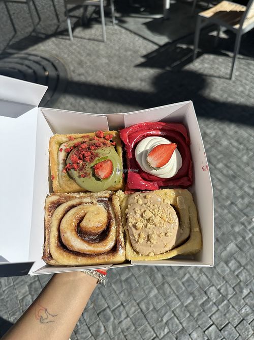 מאצ׳ה (נחמד) קלאסי (מעולה) רד ולווט (מעולה) בואנו(נחמד)  at Cinnamood in Prague