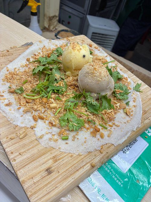 Passion fruit and taro peanut ice cream roll at Roll Village 捲捲村 in Taipei City