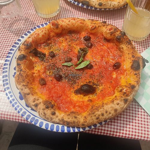 Marinara pizza with olives at Papà Raffaele in Hauts-de-france