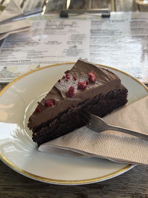 Veganer Schokokuchen mit Schoko-Frosting  at Café Wunder in Berlin
