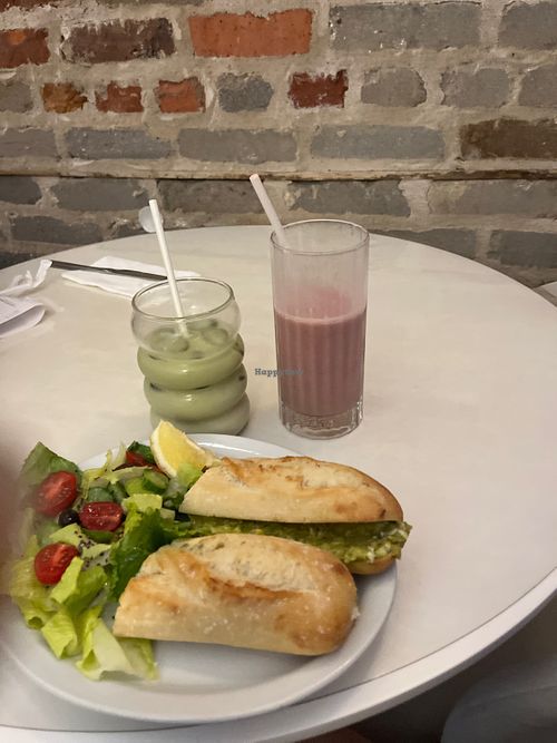Sandwich Végane , smoothie and oat milk matcha latte   at Katiza Cafe in Montreal