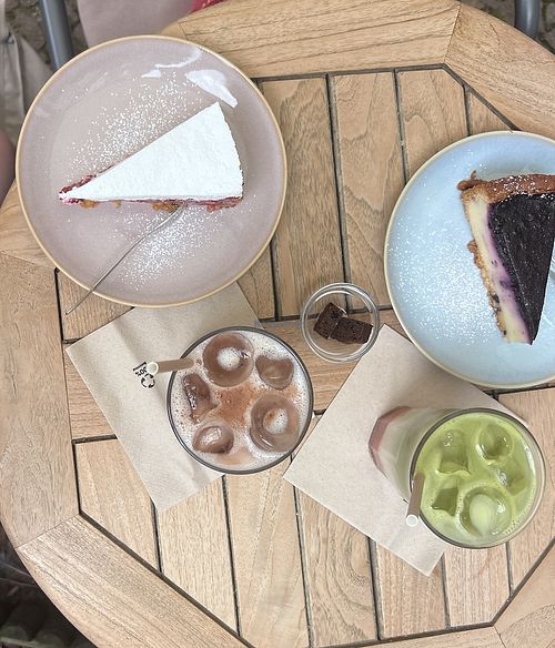 Vegan cheesecake, vegan raspberry cloud cake  at Café Matschka in Sachsen